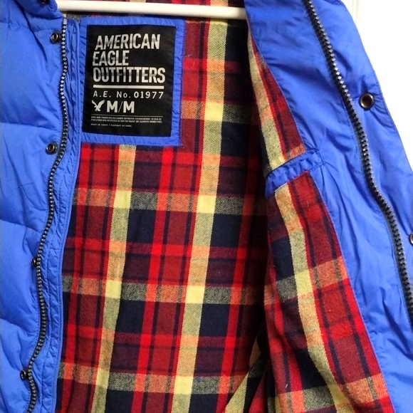 American Eagle Men's Medium Blue Down Vest Zipper & Buttons 2 outside pockets. - Picture 6 of 7
